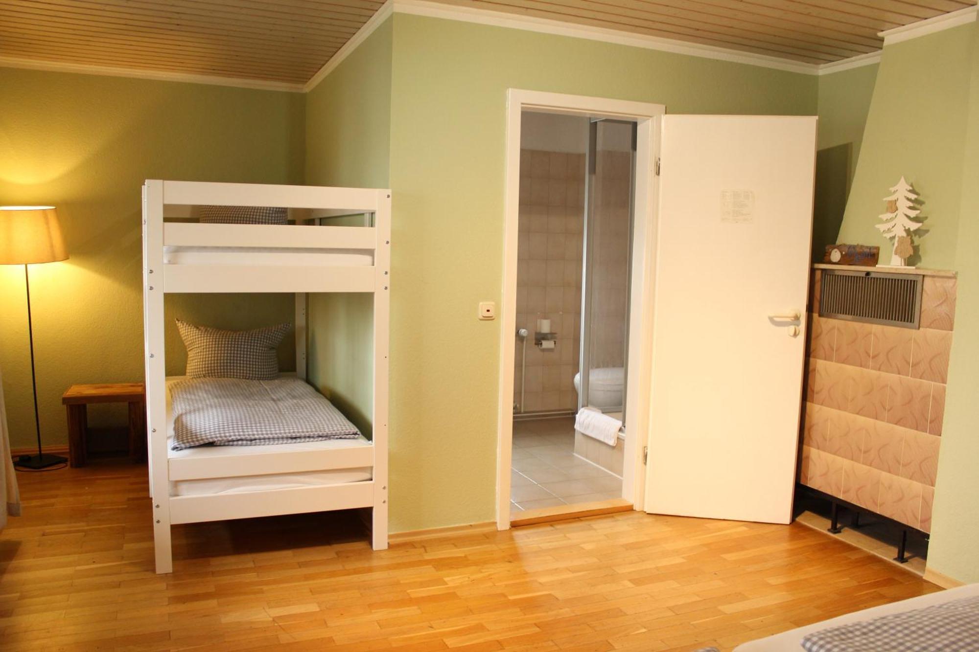 Haus Am Bach - Gemuetliche Pension Алерсхаузен Екстериор снимка